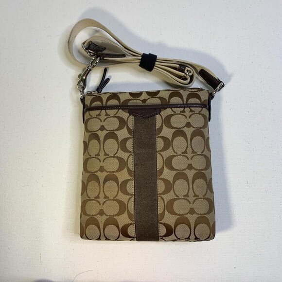 Sophisticated **Coach** messenger bag showcasing - Picture 1 of 5